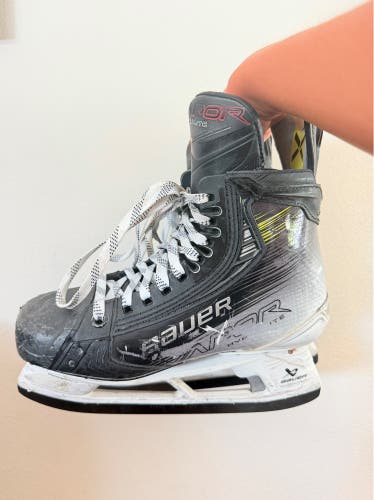 2021 Bauer Vapor Hyperlite Hockey Skates Regular Width Size 5 (Used)