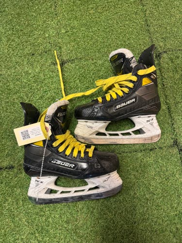 Junior Bauer Supreme 3S Pro Hockey Skates Regular Width Size 2.5 (Used)