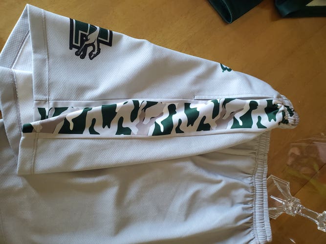 Loyola Lacrosse White Large Men's Shorts (Used)