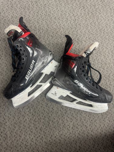 Bauer Vapor X5 Pro Hockey Skates Size 5 (New) Fit 2