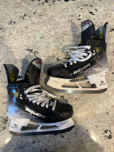 Bauer Vapor Hyperlite 2 Hockey Skates Size 6.5 (Used)