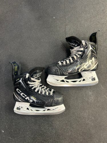 Junior CCM Tacks XF 80 Hockey Skates | Size 3.5