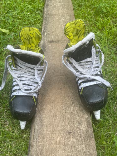 Black 2024 Bauer Supreme M30 Hockey Skates Regular Width Size 4 (Used)
