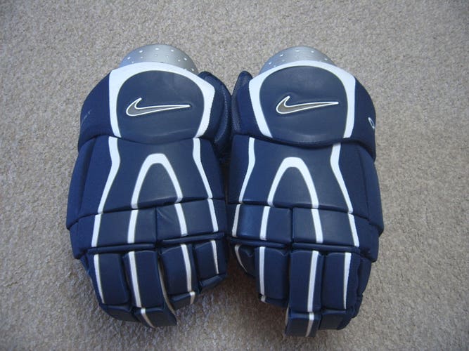 Hockey Gloves-Excellent Condition Senior Nike Quest 2 Hockey Gloves 13.5"