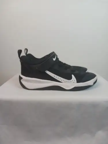 Black Unisex 1.5Y (Big Kids / Youth) Youth Nike Nike Omni Multi-Court Shoes (Used)