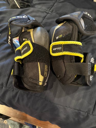 Junior Large CCM Tacks AS-V Elbow Pads (Used)
