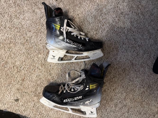 2023 Bauer Vapor Hyperlite 2 Hockey Skates 9 (Used)