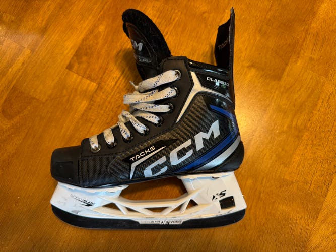 Black/Navy CCM Classic SE Hockey Skates Regular Width Size 2 (Used)