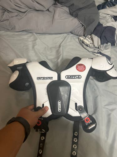 Medium Youth Battle Defender Shoulder Pads (Used)
