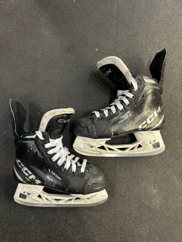 Junior CCM Tacks AS-570 Hockey Skates | Size 2.5