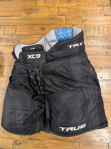 True XC 9 senior medium hockey pants (barely used)
