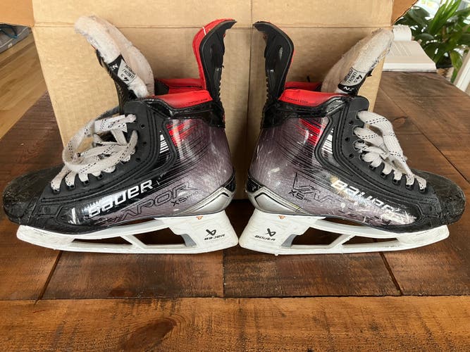 2023 Bauer Vapor X5 Pro Hockey Skates Size 4.5 (Used)
