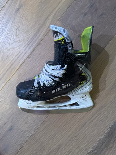 2025 Bauer Vapor X Shift Pro Hockey Skates Size 3 (Used)