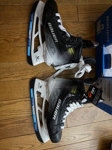 2023 Bauer Vapor Hyperlite 2 Hockey Skates Intermediate Size 5.5 Fit 1 (New) No Steel