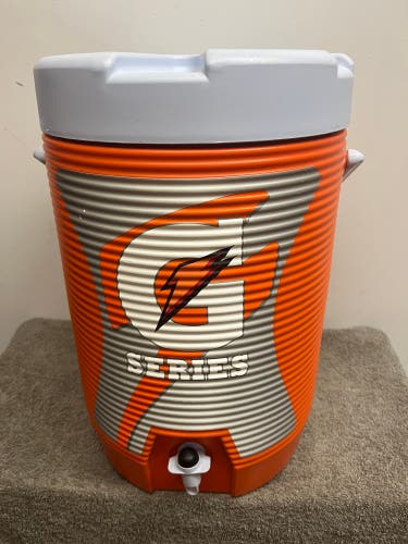 Gatorade G Series 3-Gallon Sideline Water Cooler Rubbermaid Model 1683 Sports