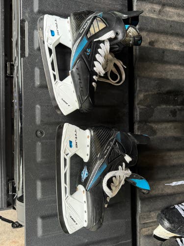 2021 True TF9 Hockey Skates Regular Width 8 (Used)