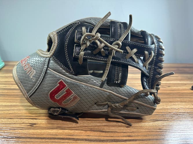 Wilson A2000 RH Softball Glove 11.75" (Used)