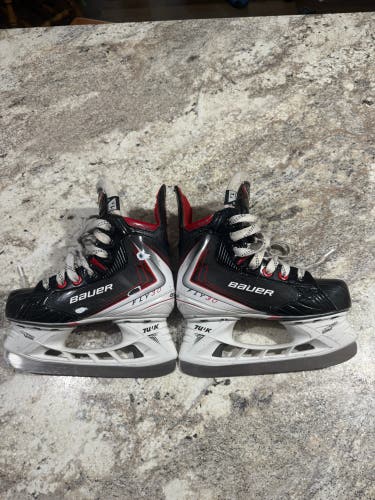 Black 2025 Bauer Vapor Fly30 Hockey Skates Regular Width Size 1.5 (Used)