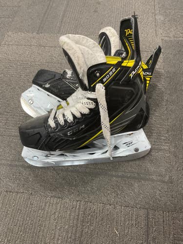 Used CCM TACKS 5092 Intermediate Hockey Skate Black Intermediate 4.0 11614-S000240946
