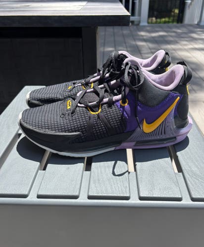 Men's Size M 12.0 (W 13.0) Nike lebron witness 7 Shoes (Used)