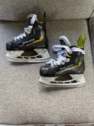 Black/Yellow 2022 Bauer Supreme M4 Hockey Skates 11 (Used)