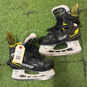 Junior Bauer Supreme M4 Hockey Skates Regular Width Size 1.5 (Used)
