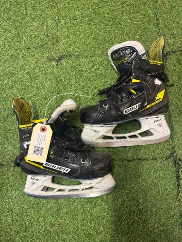 Junior Bauer Supreme M4 Hockey Skates Regular Width Size 1.5 (Used)