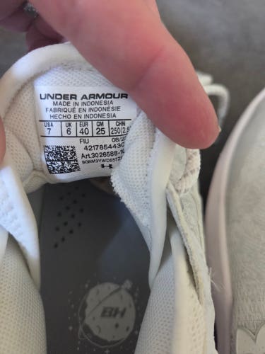 White Men's Size M 7.0 (W 8.0) Adult Under Armour Low Top Metal (New)