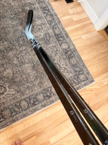 (2 pack)Senior CCM JetSpeed FT8 Pro Right Handed Hockey Stick P28+1/4 70 Flex (New)