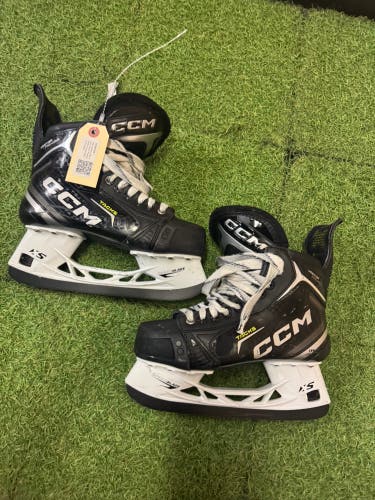 Intermediate CCM Tacks Vector Premier (SMU) Hockey Skates 6 (Used)