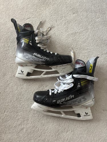 2023 Bauer Vapor Hyperlite 2 Hockey Skates 10 (Used)