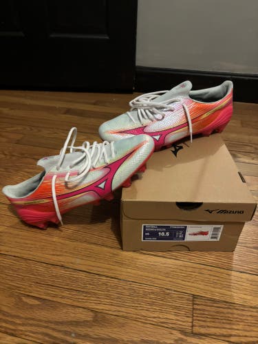 White Men's Size M 10.5 (W 11.5) Mizuno Turf Cleats Cleats (New)