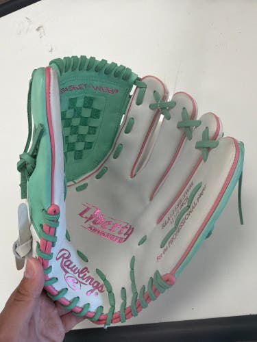 Rawlings Liberty Advanced RH Pitcher's Softball Glove 12.5" (Used)