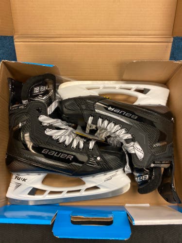 NEW Bauer Supreme Matrix Hockey Skates Size 9.5 Fit 2