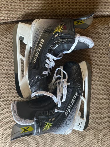 2023 Bauer Vapor Hyperlite 2 Hockey Skates Wide Width Pro Stock 9.5 (Used)
