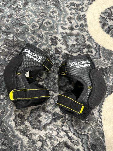 Youth Large CCM Tacks 9550 Elbow Pads (New)
