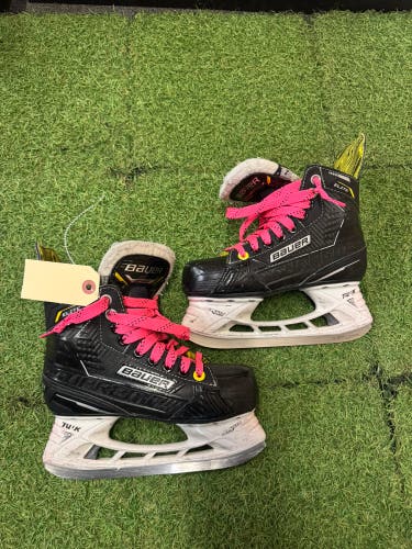 Junior Bauer S22 Supreme Elite (SMU) Hockey Skates Regular Width Size 2 (Used)