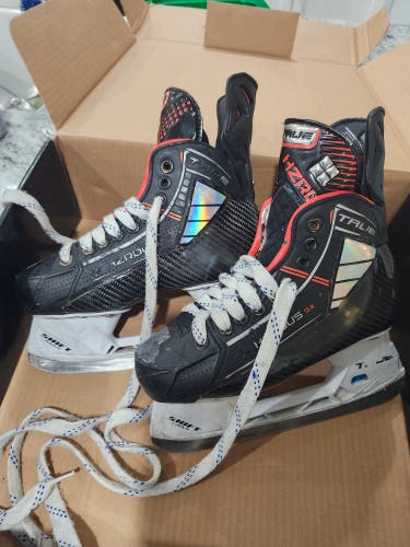 Black True HZRDUS 9x Hockey Skates Regular Width Size 2.5 (Used)