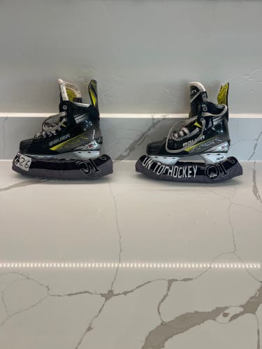 Black 2023 Bauer Vapor X4 Hockey Skates Regular Width Size 3 (Used)