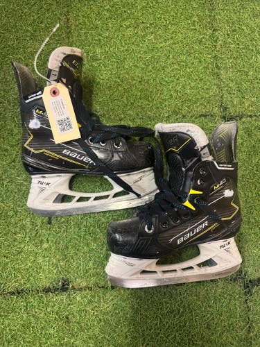 Junior Bauer Supreme M40 Hockey Skates Regular Width Size 1 (Used)