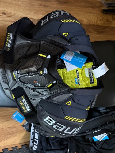 Men's Large Senior Bauer Supreme Mach Shoulder Pads (New)