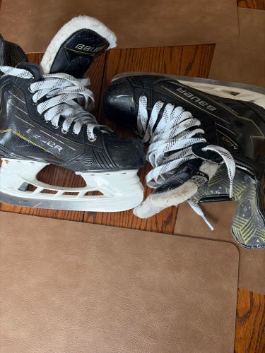 2024 Bauer Supreme M40 Hockey Skates Size 5.5 (Used)