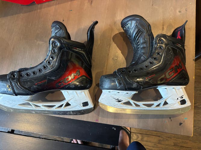 2025 CCM JetSpeed FT890 Hockey Skates Regular Width 6 (Used)