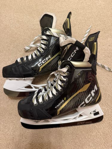 2022 CCM AS-V Pro Hockey Skates Regular Width Size 6 (New)