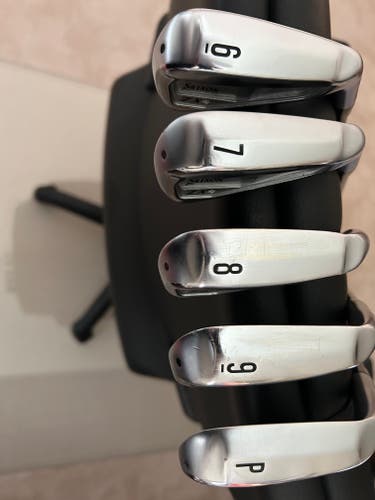 Men's Srixon ZX4 MK II Right Handed Iron Set Regular Flex Graphite Shaft (Used)