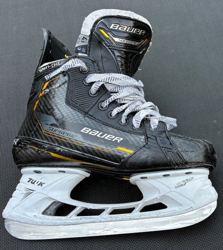 Black 2022 Bauer Supreme M5 Pro Hockey Skates Size 4.5 (Used)