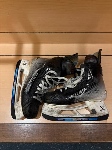 Black/White 2023 Bauer Vapor Hyperlite 2 Hockey Skates Regular Width 8 (Used)
