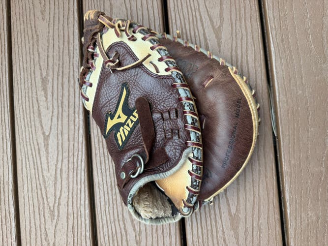 Mizuno RH Catcher's Glove 33.5" (Used)