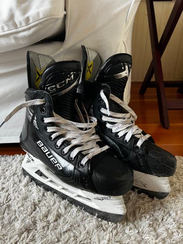 Black/Gray 2023 Bauer Vapor Hyperlite 2 Hockey Skates Regular Width Pro Stock 7 (Used)