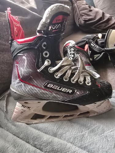 Black Bauer Vapor xltx pro plus Hockey Skates Size 4 (Used)